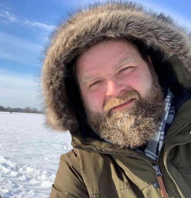 Bild: Tobias Brosinske mit Fellkapuze im Schnee